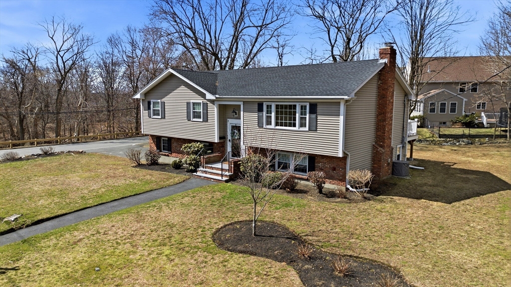 75 Whitehall Ln, Reading, Massachusetts, 3 Bedrooms Bedrooms, 9 Rooms Rooms,2 BathroomsBathrooms,Residential,For Sale,Whitehall Ln,73490491