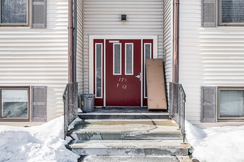 175 Willard St, Lowell, Massachusetts, 2 Bedrooms Bedrooms, 4 Rooms Rooms,1 BathroomBathrooms,Residential,For Sale,Willard St,73473780