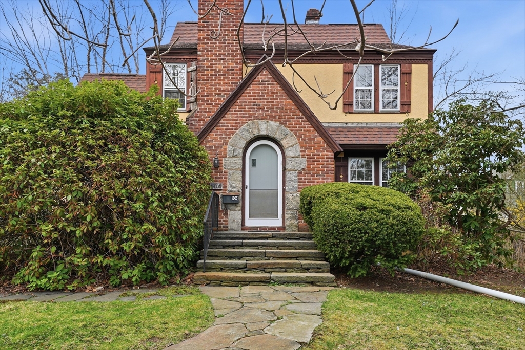 104 Spring St, Amherst, Massachusetts, 4 Bedrooms Bedrooms, 7 Rooms Rooms,2.5 BathroomsBathrooms,Residential,For Sale,Spring St,73501698
