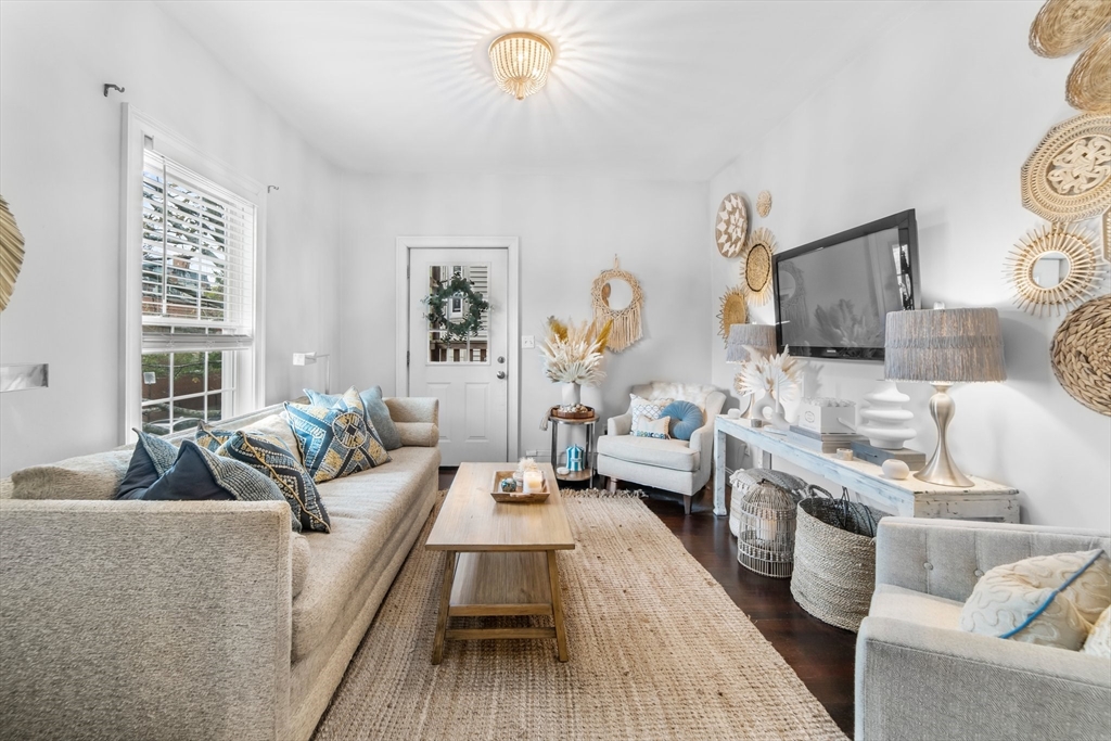 582 East Fourth Street, Boston, Massachusetts, 1 Bedroom Bedrooms, 5 Rooms Rooms,1 BathroomBathrooms,Residential Lease,For Rent,East Fourth Street,73515445