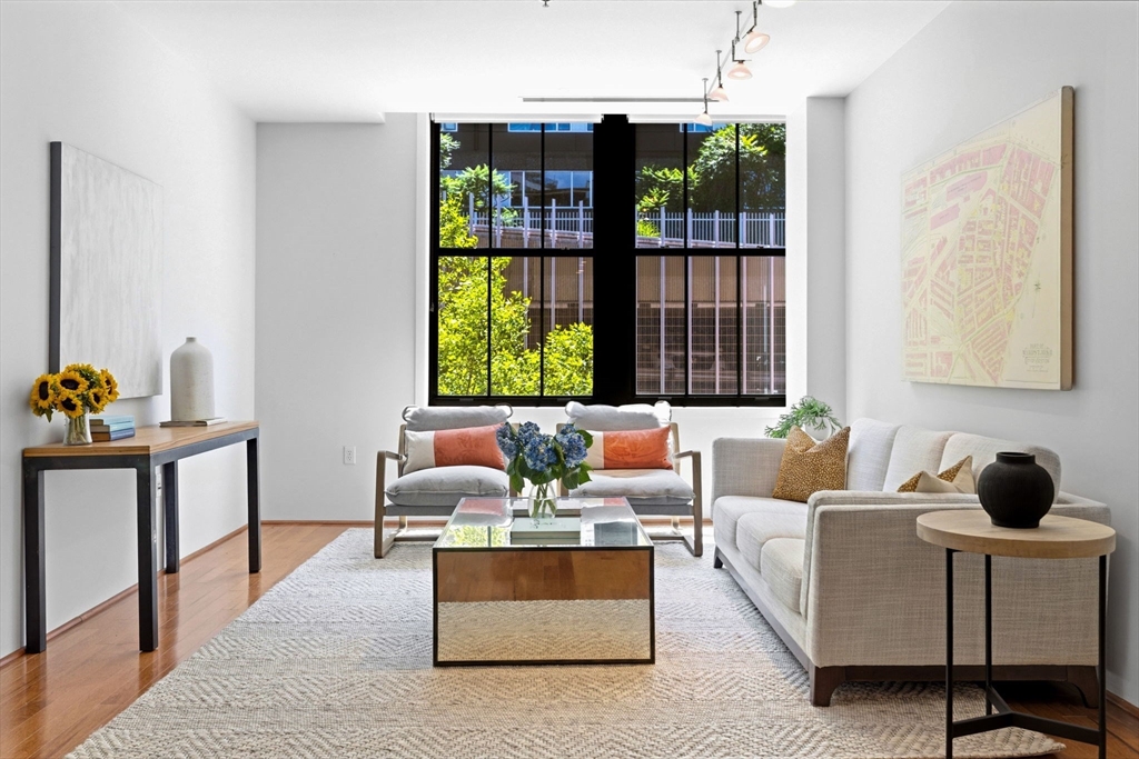 9 W Broadway, Boston, Massachusetts, 2 Bedrooms Bedrooms, 5 Rooms Rooms,2 BathroomsBathrooms,Residential,For Sale,W Broadway,73519931