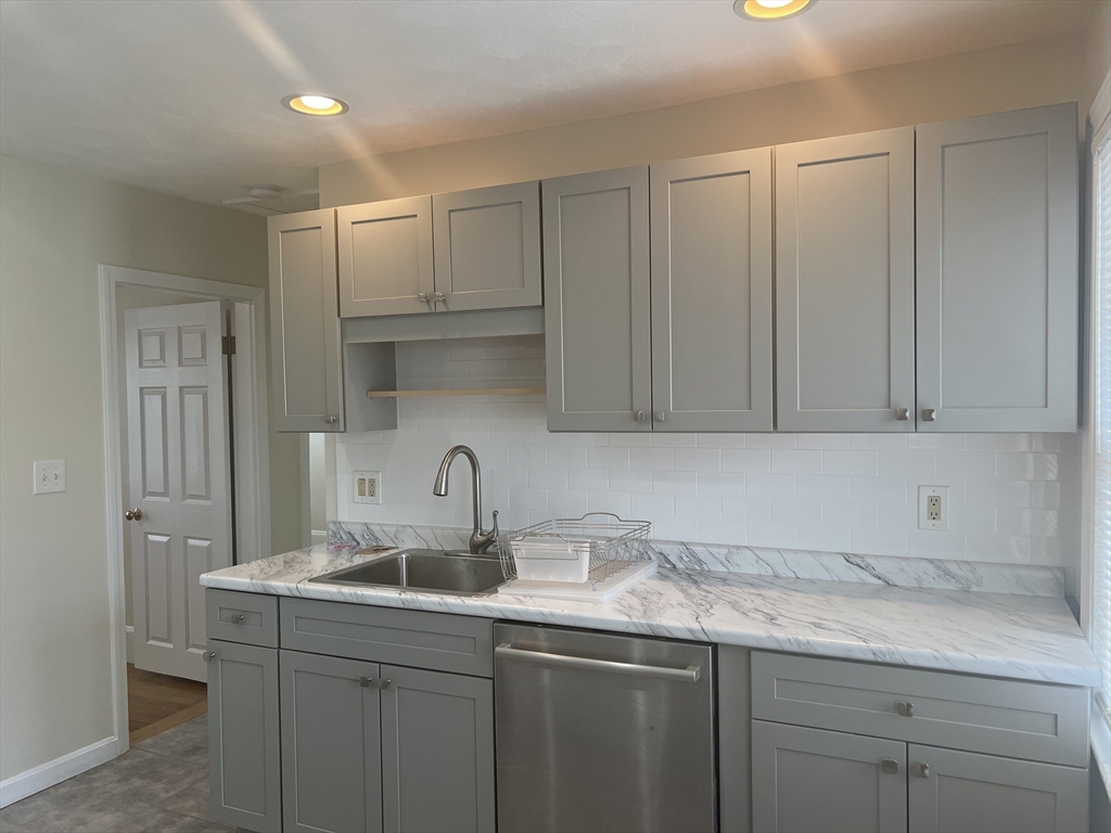 20 Henley, Medford, Massachusetts, 2 Bedrooms Bedrooms, 6 Rooms Rooms,1 BathroomBathrooms,Residential Lease,For Rent,Henley,73520006