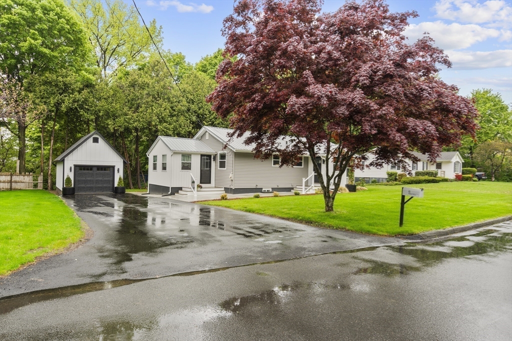 6 Phillips Dr, Holyoke, Massachusetts, 4 Bedrooms Bedrooms, 11 Rooms Rooms,2 BathroomsBathrooms,Residential,For Sale,Phillips Dr,73519519