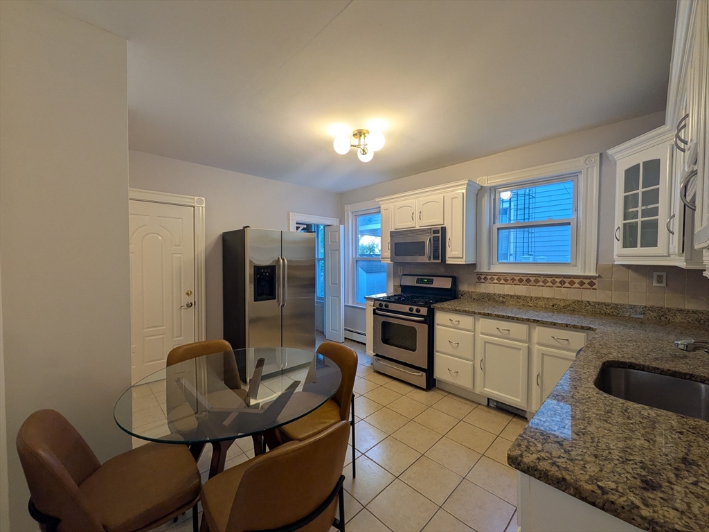184 Green Street, Cambridge, Massachusetts, 3 Bedrooms Bedrooms, 5 Rooms Rooms,1 BathroomBathrooms,Residential Lease,For Rent,Green Street,73520208