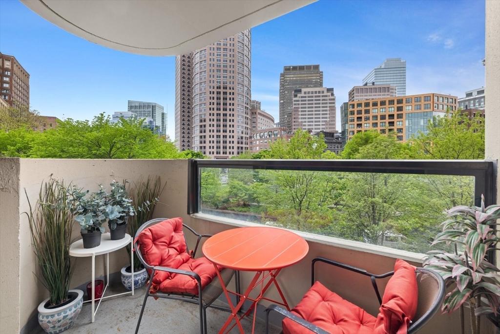65 East India Row, Boston, Massachusetts, 2 Bedrooms Bedrooms, 4 Rooms Rooms,2 BathroomsBathrooms,Residential,For Sale,East India Row,73520238