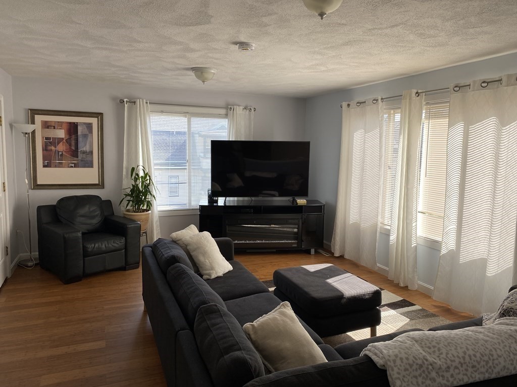 133 Walnut St, Malden, Massachusetts, 2 Bedrooms Bedrooms, 5 Rooms Rooms,1 BathroomBathrooms,Residential Lease,For Rent,Walnut St,73520254