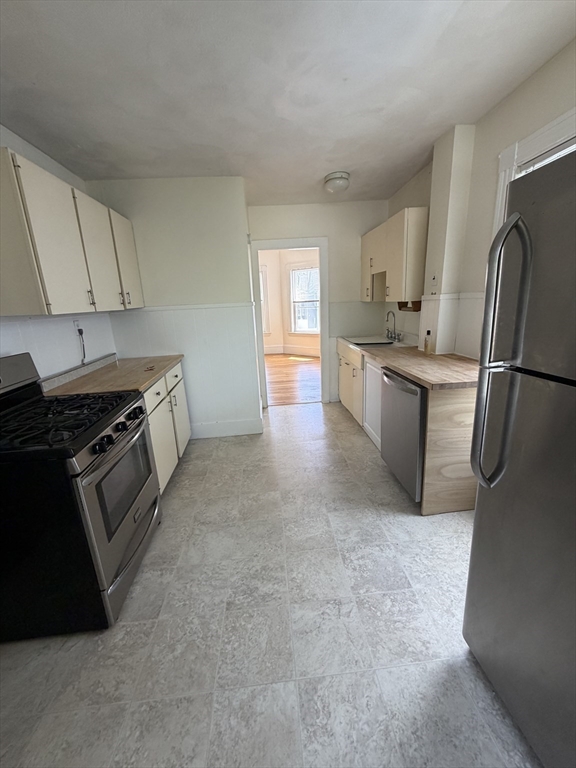 154 Washington, Medford, Massachusetts, 1 Bedroom Bedrooms, 4 Rooms Rooms,1 BathroomBathrooms,Residential Lease,For Rent,Washington,73520376