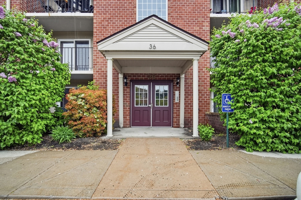 36 Maple Crest Cir, Holyoke, Massachusetts, 2 Bedrooms Bedrooms, 4 Rooms Rooms,2 BathroomsBathrooms,Residential,For Sale,Maple Crest Cir,73520392