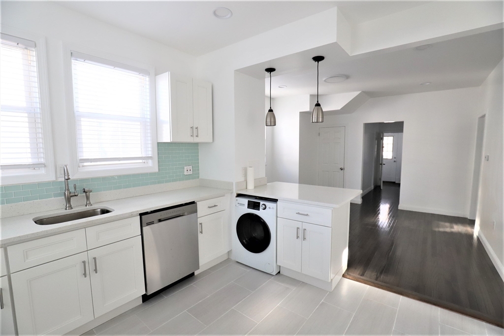96 Washington St, Malden, Massachusetts, 2 Bedrooms Bedrooms, 4 Rooms Rooms,1 BathroomBathrooms,Residential Lease,For Rent,Washington St,73520415