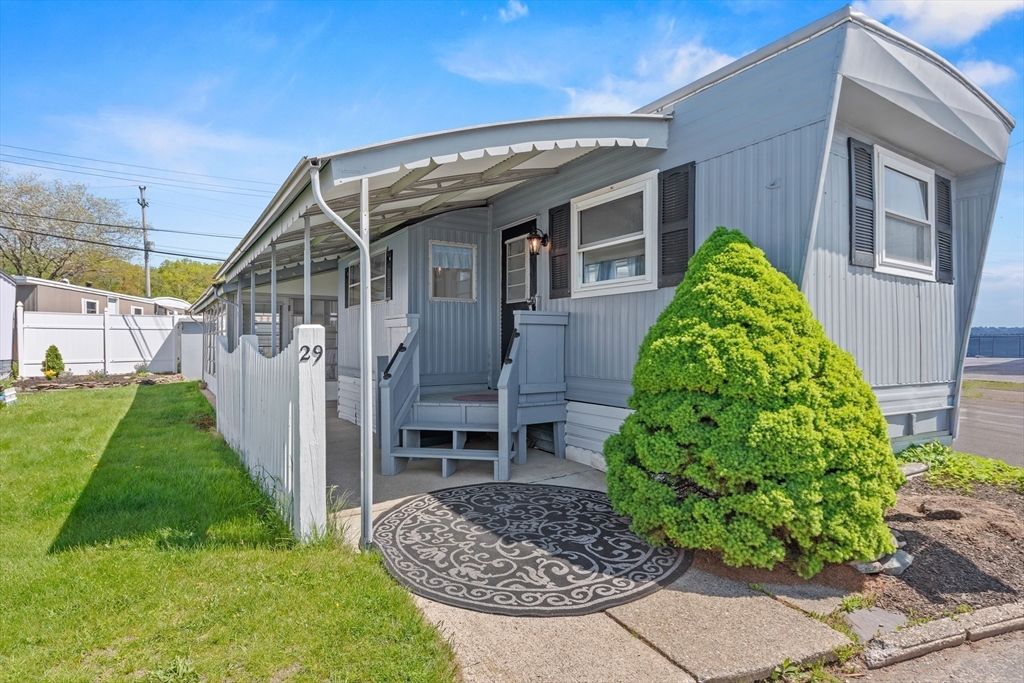 131 Washington St, Foxboro, Massachusetts, 2 Bedrooms Bedrooms, 5 Rooms Rooms,1 BathroomBathrooms,Residential,For Sale,Washington St,73520446