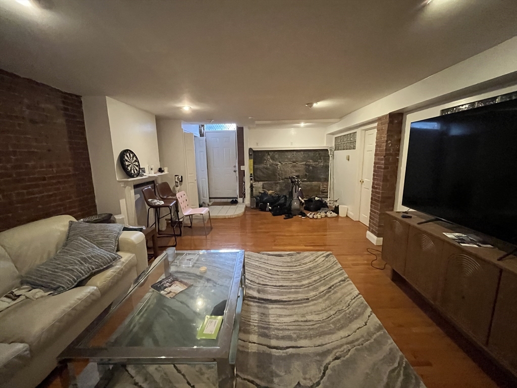 915 Beacon, Boston, Massachusetts, 3 Bedrooms Bedrooms, 6 Rooms Rooms,2 BathroomsBathrooms,Residential Lease,For Rent,Beacon,73500436