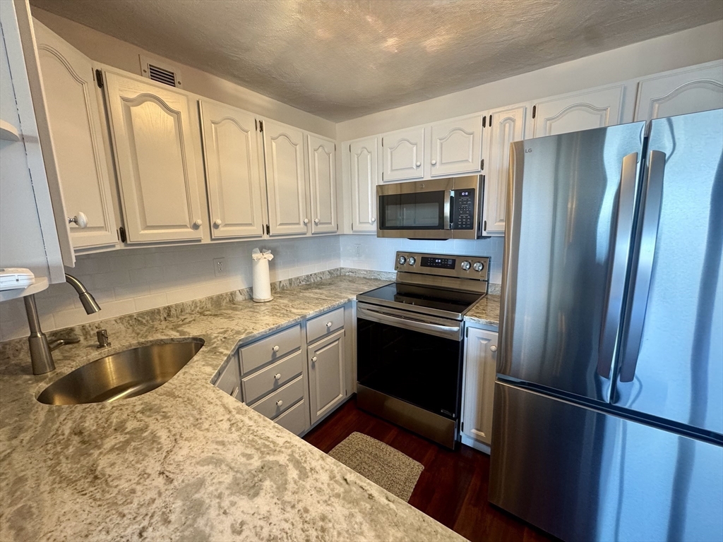 77 Adams St, Quincy, Massachusetts, 2 Bedrooms Bedrooms, 4 Rooms Rooms,2 BathroomsBathrooms,Residential Lease,For Rent,Adams St,73466247