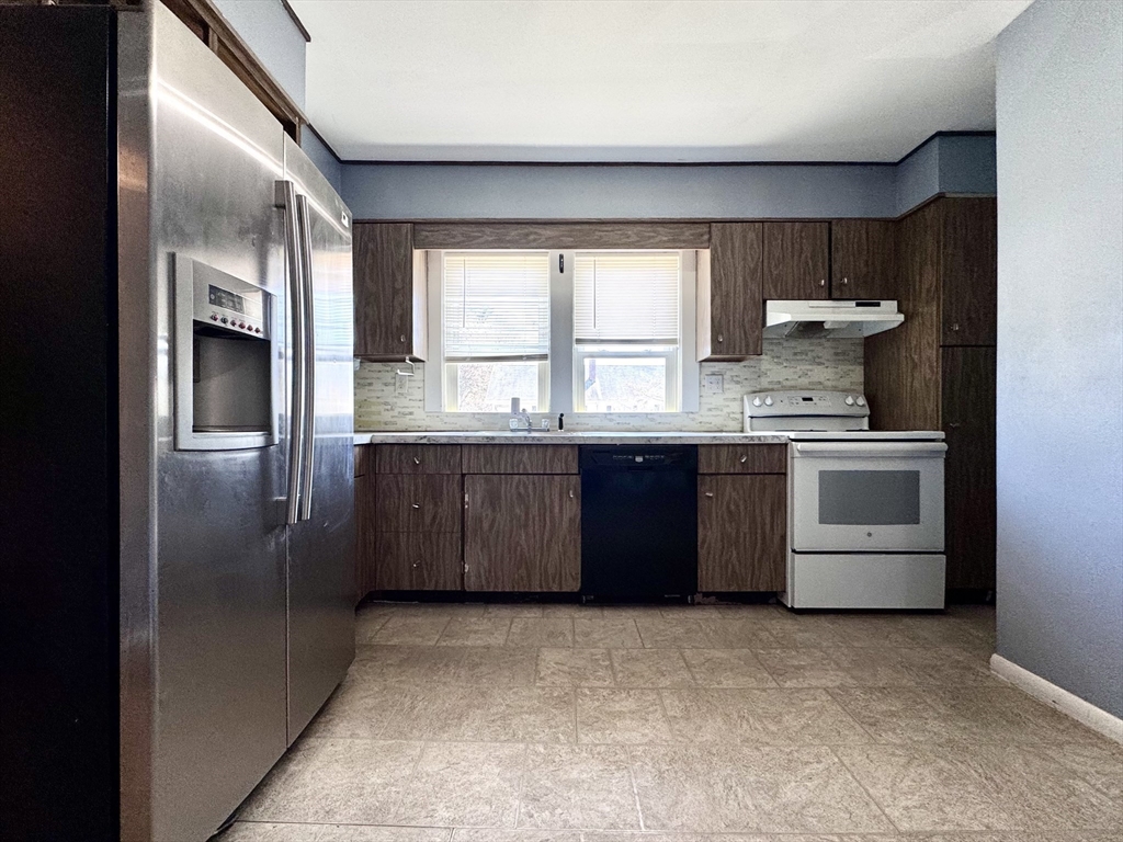 58 Longfellow Road, Worcester, Massachusetts, 3 Bedrooms Bedrooms, 6 Rooms Rooms,2 BathroomsBathrooms,Residential Lease,For Rent,Longfellow Road,73520657