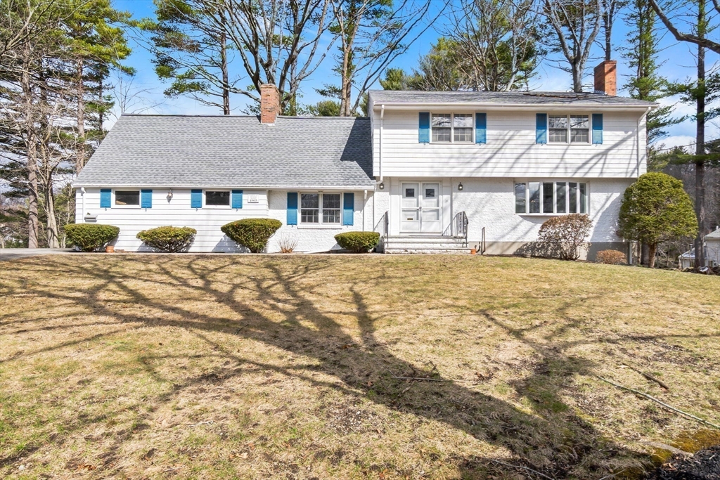 26 Ledgewood Dr, Danvers, Massachusetts, 4 Bedrooms Bedrooms, 8 Rooms Rooms,2.5 BathroomsBathrooms,Residential,For Sale,Ledgewood Dr,73491879