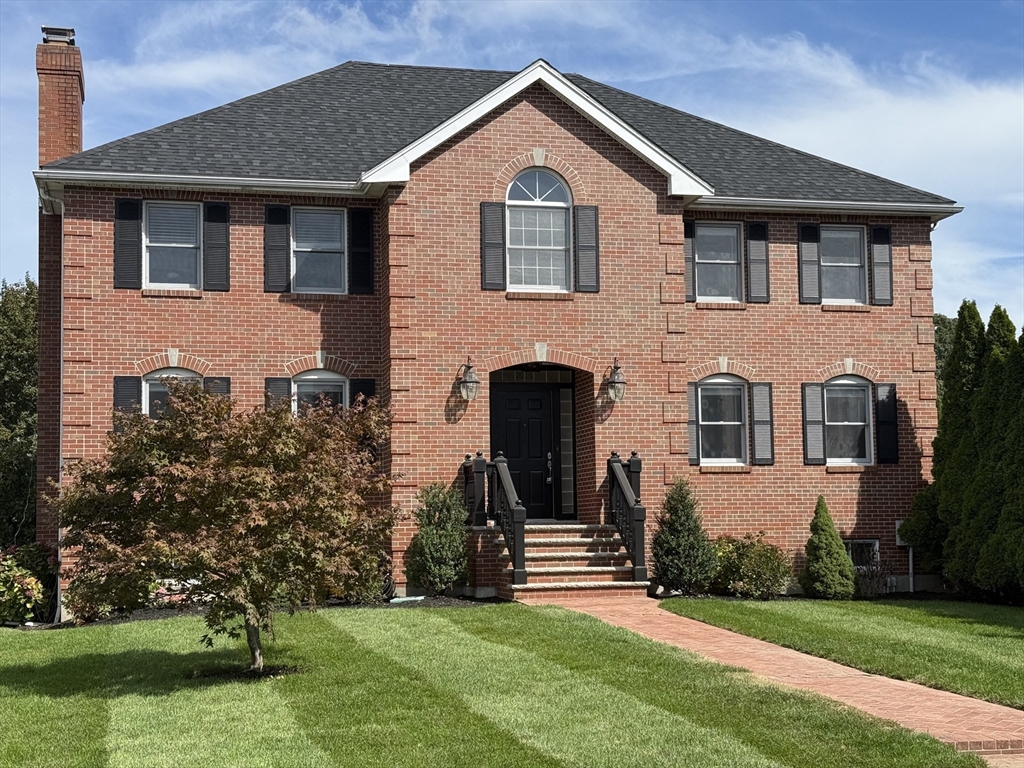 4 Gavin Cir, Stoneham, Massachusetts, 3 Bedrooms Bedrooms, 8 Rooms Rooms,3.5 BathroomsBathrooms,Residential,For Sale,Gavin Cir,73437866