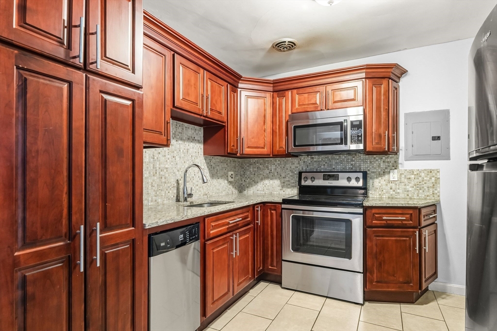 133 Warren St, Watertown, Massachusetts, 2 Bedrooms Bedrooms, 4 Rooms Rooms,1 BathroomBathrooms,Residential,For Sale,Warren St,73468421