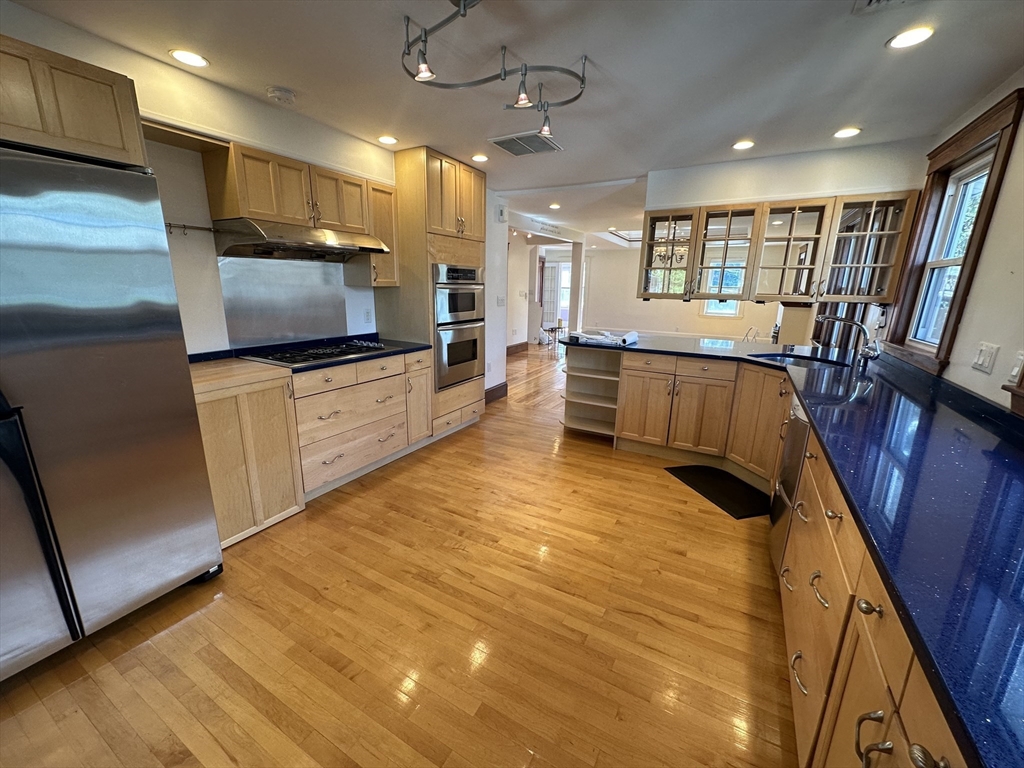 17 Herbert Road, Arlington, Massachusetts, 3 Bedrooms Bedrooms, 6 Rooms Rooms,2 BathroomsBathrooms,Residential Lease,For Rent,Herbert Road,73520847