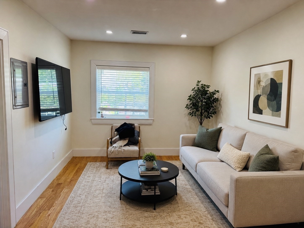 46 Broadway, Somerville, Massachusetts, 1 Bedroom Bedrooms, 2 Rooms Rooms,1 BathroomBathrooms,Residential Lease,For Rent,Broadway,73520890