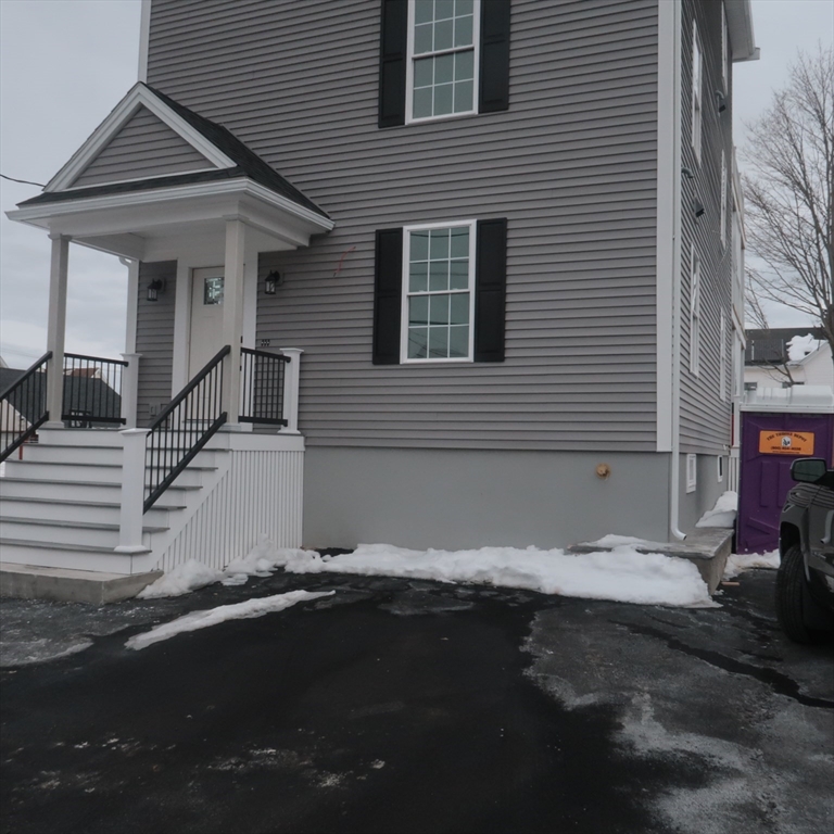 32 Newhall, Saugus, Massachusetts, 2 Bedrooms Bedrooms, 5 Rooms Rooms,1 BathroomBathrooms,Residential Lease,For Rent,Newhall,73477525