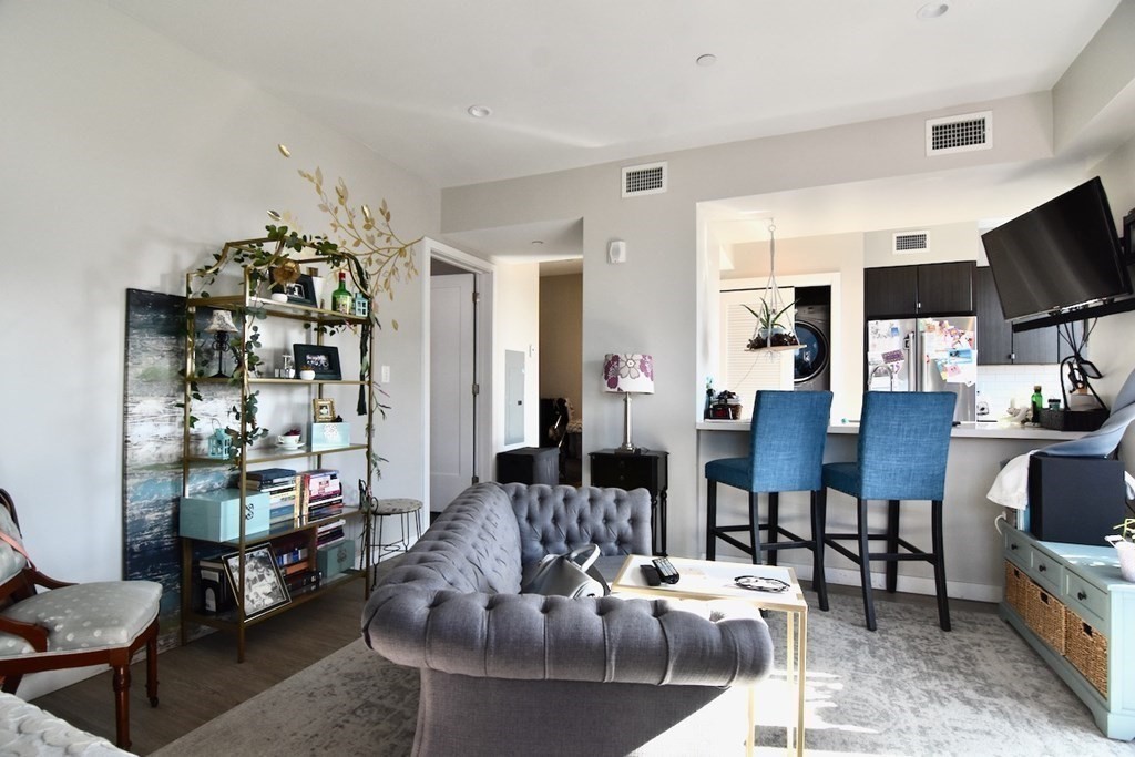120 Savin Hill Ave, Boston, Massachusetts, 2 Rooms Rooms,1 BathroomBathrooms,Residential Lease,For Rent,Savin Hill Ave,73520714