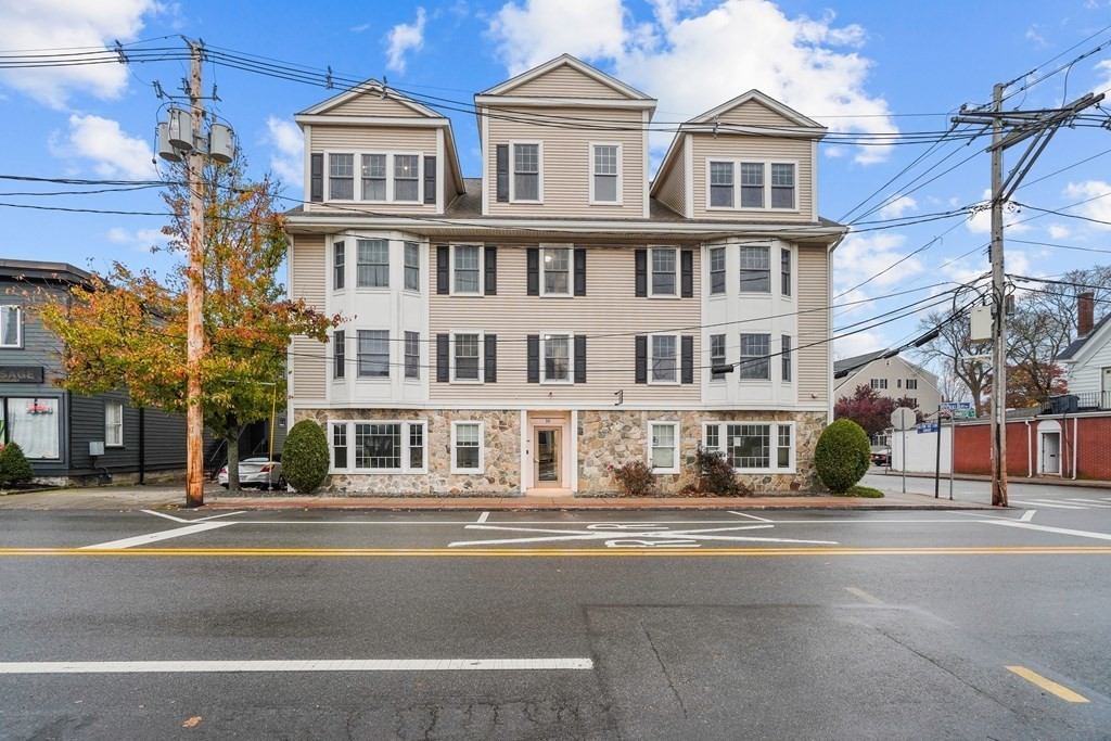10 Porter St, Stoughton, Massachusetts, 1 Bedroom Bedrooms, 3 Rooms Rooms,1 BathroomBathrooms,Residential,For Sale,Porter St,73488703