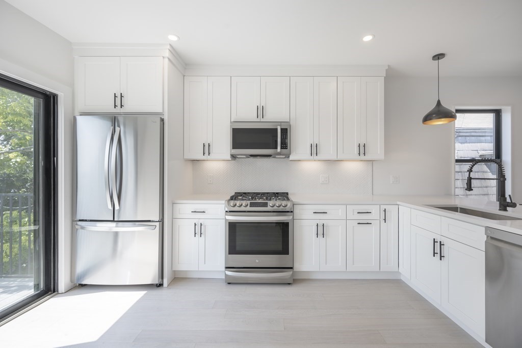37 Saint Margaret, Boston, Massachusetts, 4 Bedrooms Bedrooms, 5 Rooms Rooms,2 BathroomsBathrooms,Residential Lease,For Rent,Saint Margaret,73520719