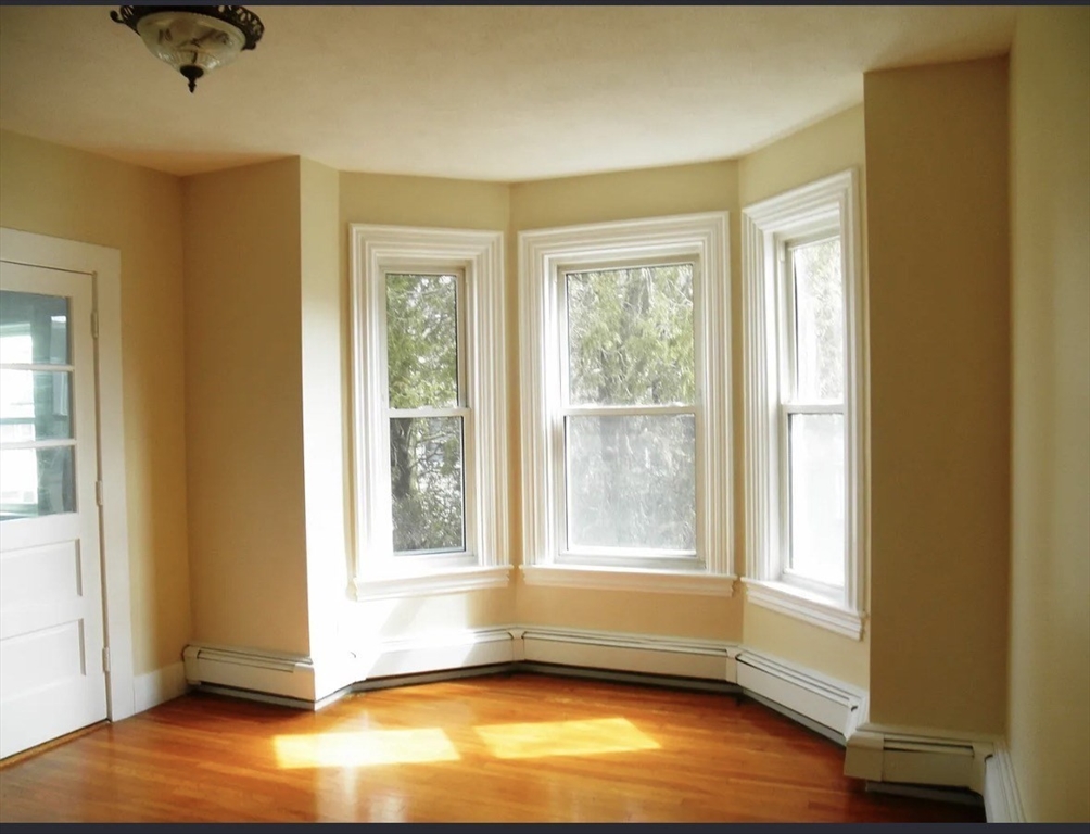 129 Brown St., Waltham, Massachusetts, 3 Bedrooms Bedrooms, 6 Rooms Rooms,1 BathroomBathrooms,Residential Lease,For Rent,Brown St.,73521180