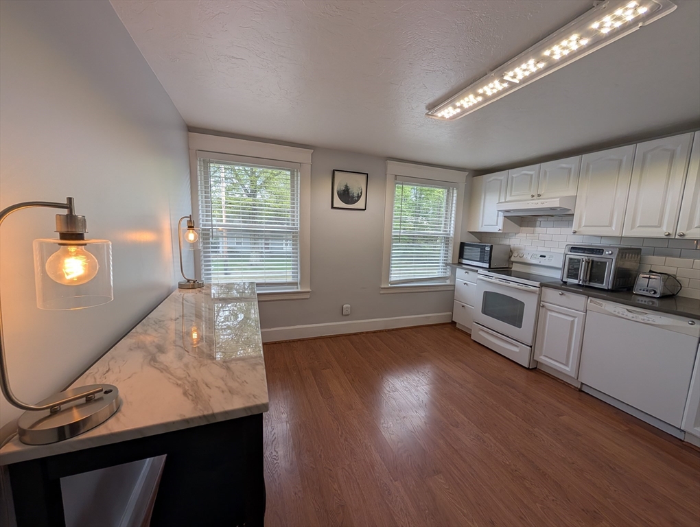 144 E Main, Westborough, Massachusetts, 2 Bedrooms Bedrooms, 4 Rooms Rooms,1 BathroomBathrooms,Residential Lease,For Rent,E Main,73521178