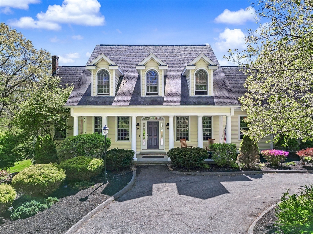 270 Mendon Rd, Sutton, Massachusetts, 4 Bedrooms Bedrooms, 11 Rooms Rooms,4.5 BathroomsBathrooms,Residential,For Sale,Mendon Rd,73521190
