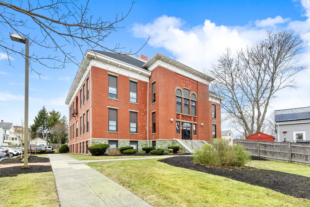 181 North St, Salem, Massachusetts, 2 Bedrooms Bedrooms, 9 Rooms Rooms,1.5 BathroomsBathrooms,Residential,For Sale,North St,73521209