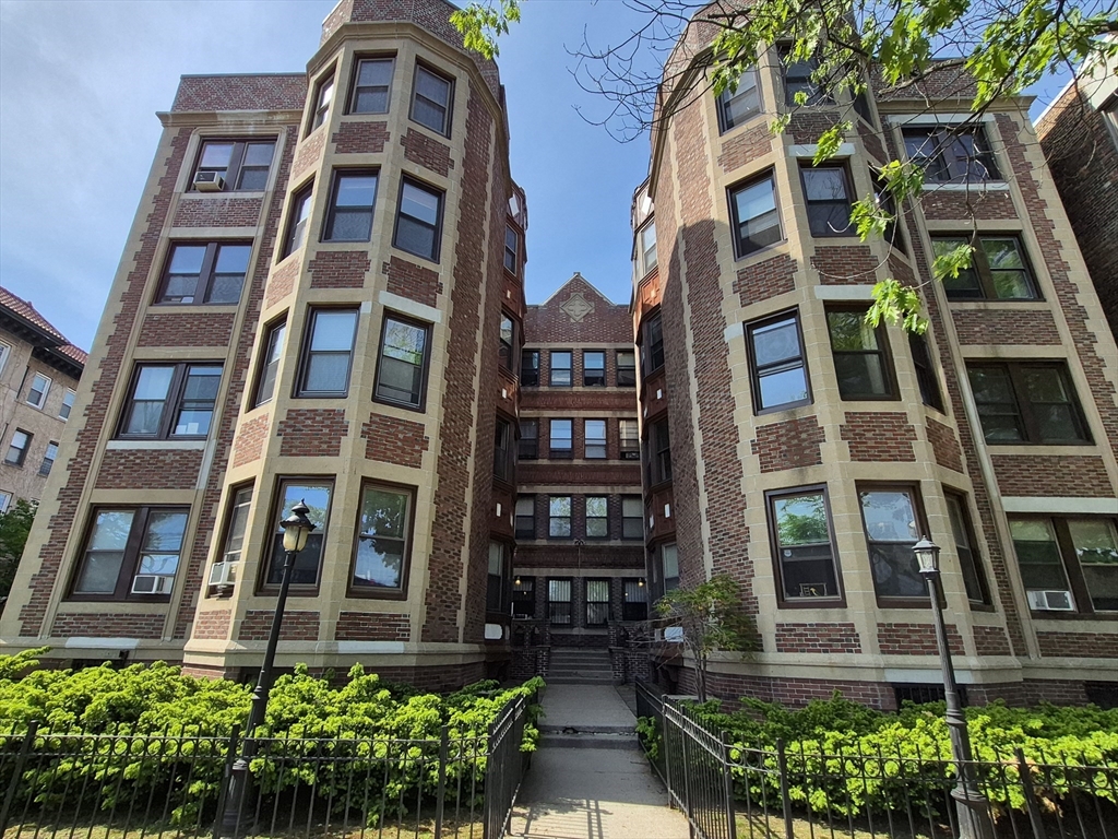 1269 Commonwealth, Boston, Massachusetts, 2 Bedrooms Bedrooms, 5 Rooms Rooms,1 BathroomBathrooms,Residential Lease,For Rent,Commonwealth,73520982