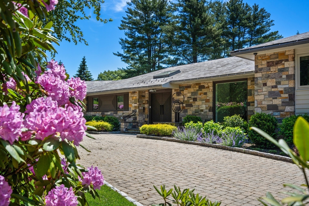 9 Singletree Rd, Brookline, Massachusetts, 4 Bedrooms Bedrooms, 13 Rooms Rooms,4.5 BathroomsBathrooms,Residential,For Sale,Singletree Rd,73520842