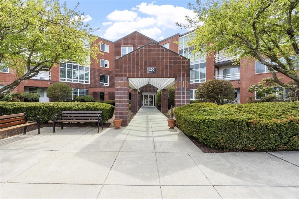 321 Place Ln, Woburn, Massachusetts, 2 Bedrooms Bedrooms, 4 Rooms Rooms,2 BathroomsBathrooms,Residential,For Sale,Place Ln,73521018