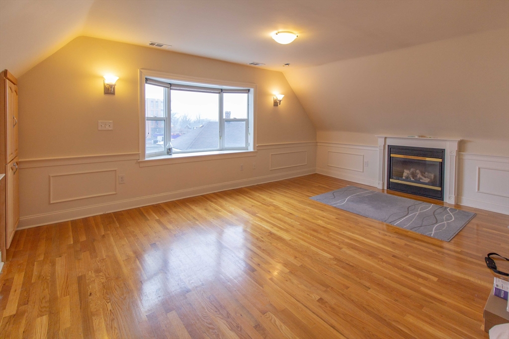 8-10 Richardson St, Boston, Massachusetts, 2 Bedrooms Bedrooms, 4 Rooms Rooms,1 BathroomBathrooms,Residential Lease,For Rent,Richardson St,73520947