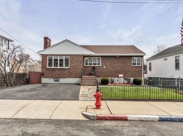 43 Englewood Avenue, Chelsea, Massachusetts, 3 Bedrooms Bedrooms, 8 Rooms Rooms,2.5 BathroomsBathrooms,Residential,For Sale,Englewood Avenue,73496857