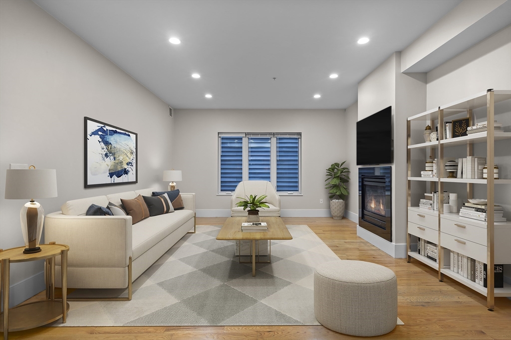 200 Silver St, Boston, Massachusetts, 2 Bedrooms Bedrooms, 4 Rooms Rooms,2 BathroomsBathrooms,Residential Lease,For Rent,Silver St,73519528