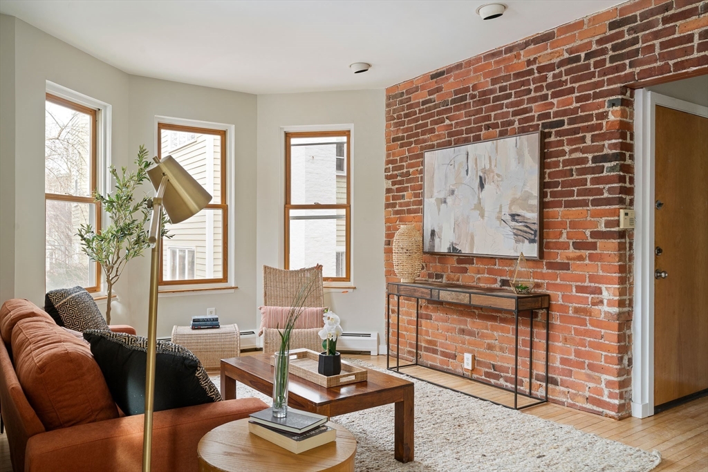 18 Upland Rd, Cambridge, Massachusetts, 1 Bedroom Bedrooms, 3 Rooms Rooms,1 BathroomBathrooms,Residential,For Sale,Upland Rd,73466159