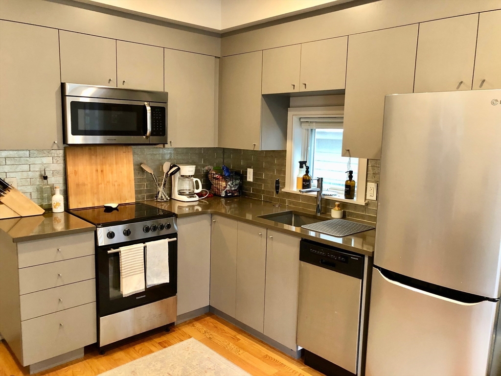 93 Kirkland, Cambridge, Massachusetts, 2 Bedrooms Bedrooms, 3 Rooms Rooms,1 BathroomBathrooms,Residential Lease,For Rent,Kirkland,73521264