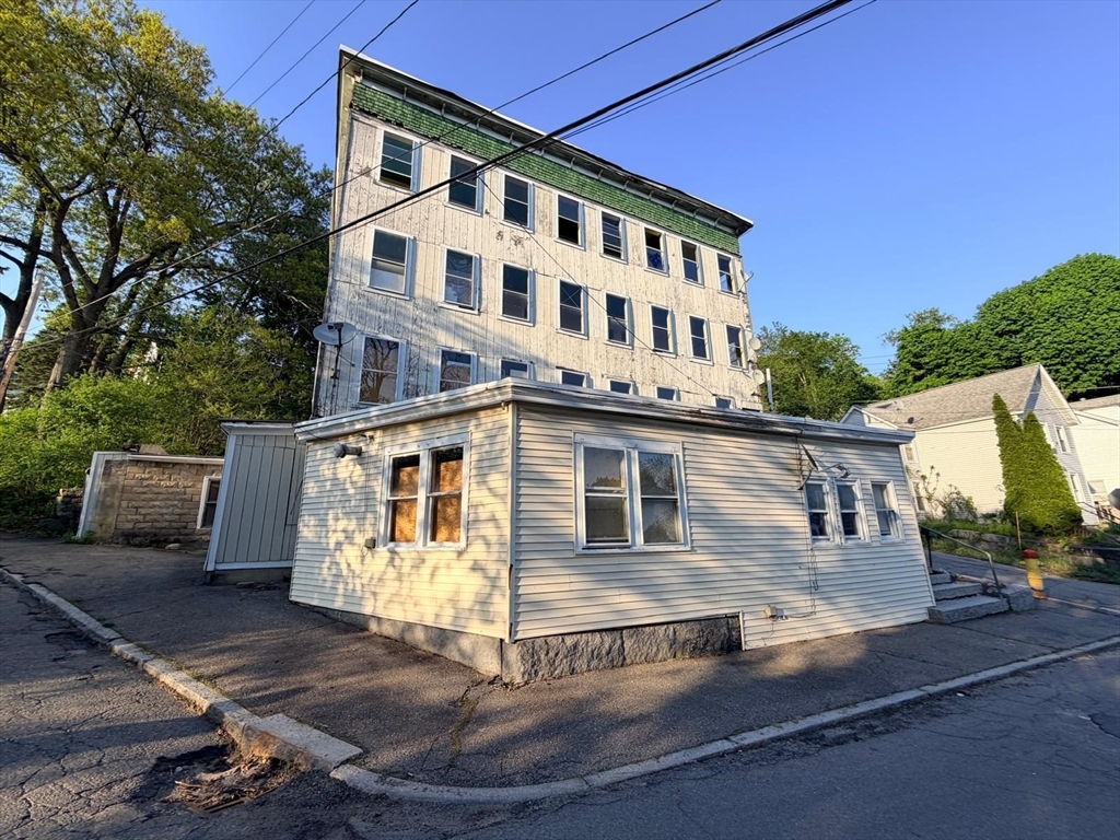 32 Mount Globe St, Fitchburg, Massachusetts, 8 Bedrooms Bedrooms, 20 Rooms Rooms,4 BathroomsBathrooms,Residential Income,For Sale,Mount Globe St,73520678