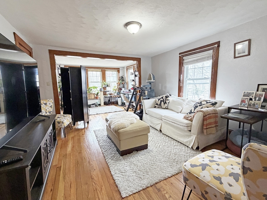 75-77 Dale St, Waltham, Massachusetts, 3 Bedrooms Bedrooms, 6 Rooms Rooms,2 BathroomsBathrooms,Residential Lease,For Rent,Dale St,73521422