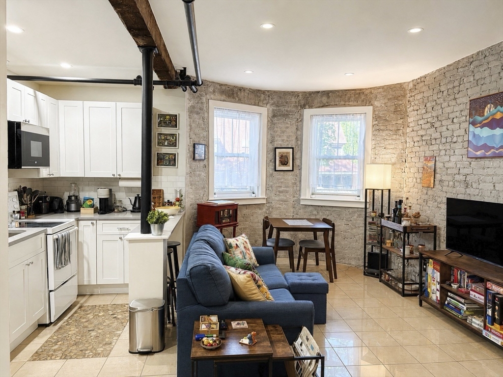 147 Winthrop Rd, Brookline, Massachusetts, 1 Bedroom Bedrooms, 3 Rooms Rooms,1 BathroomBathrooms,Residential Lease,For Rent,Winthrop Rd,73521484