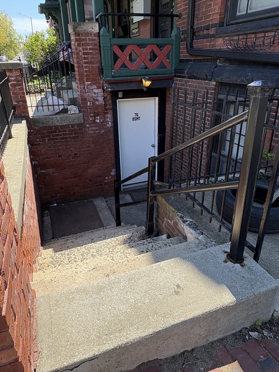 76 Maple St, Springfield, Massachusetts, 2 Bedrooms Bedrooms, 6 Rooms Rooms,1 BathroomBathrooms,Residential Lease,For Rent,Maple St,73521339