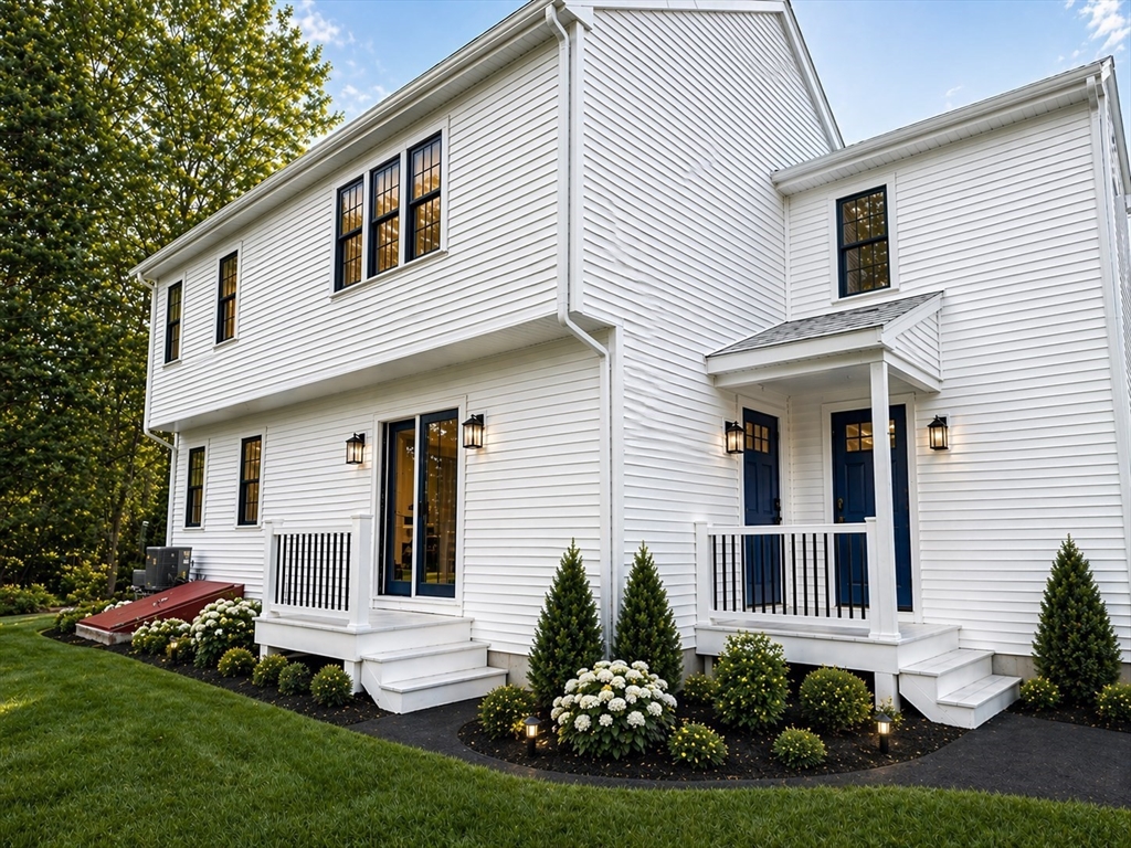 4 Riverside Ave, Taunton, Massachusetts, 2 Bedrooms Bedrooms, 5 Rooms Rooms,1 BathroomBathrooms,Residential Lease,For Rent,Riverside Ave,73521357