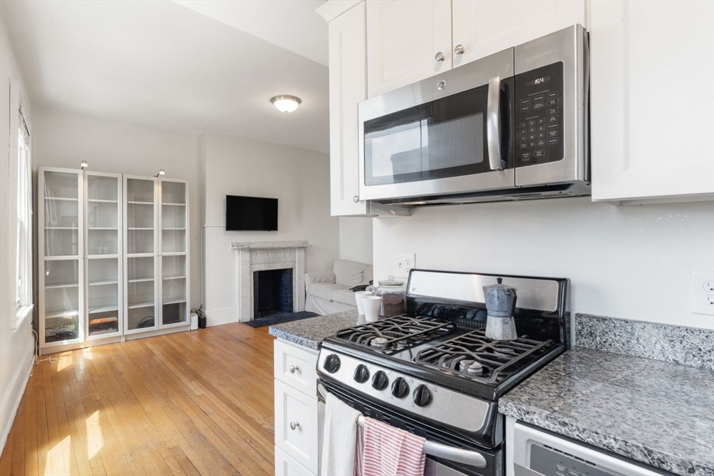 62 West Cedar St, Boston, Massachusetts, 1 Bedroom Bedrooms, 3 Rooms Rooms,1 BathroomBathrooms,Residential Lease,For Rent,West Cedar St,73521574