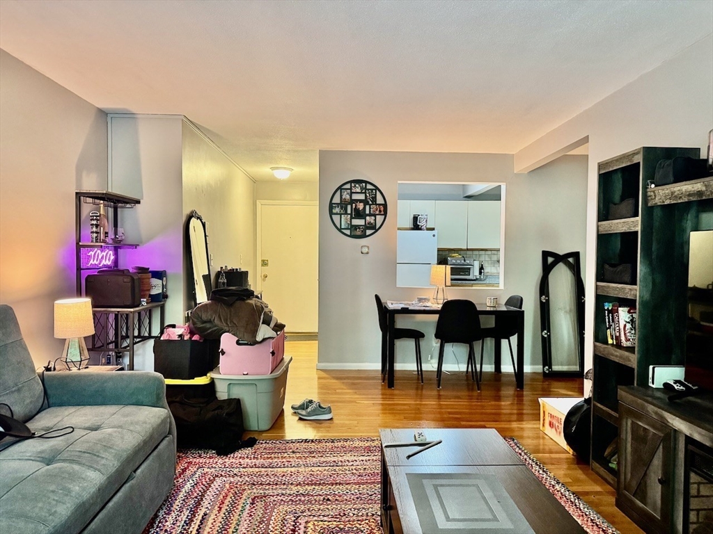 10 Linda Lane, Boston, Massachusetts, 1 Bedroom Bedrooms, 4 Rooms Rooms,1 BathroomBathrooms,Residential Lease,For Rent,Linda Lane,73521631