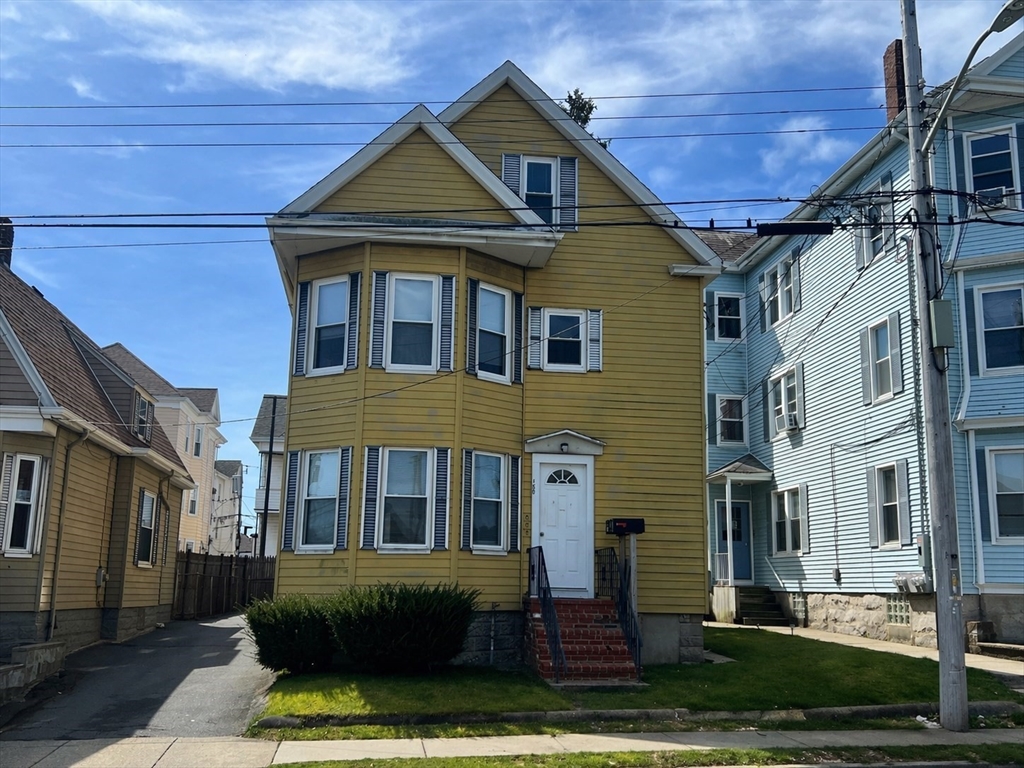 188 Belleville Rd, New Bedford, Massachusetts, 5 Bedrooms Bedrooms, 10 Rooms Rooms,3 BathroomsBathrooms,Residential Income,For Sale,Belleville Rd,73504299