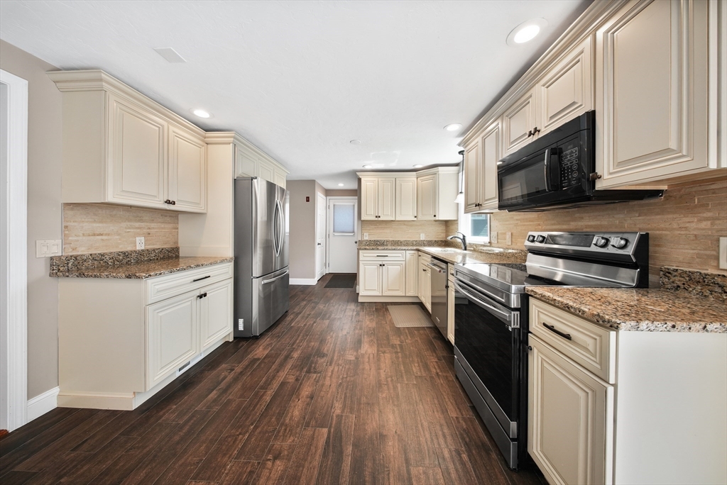 6 Ellery St, Braintree, Massachusetts, 3 Bedrooms Bedrooms, 7 Rooms Rooms,1.5 BathroomsBathrooms,Residential Lease,For Rent,Ellery St,73521667