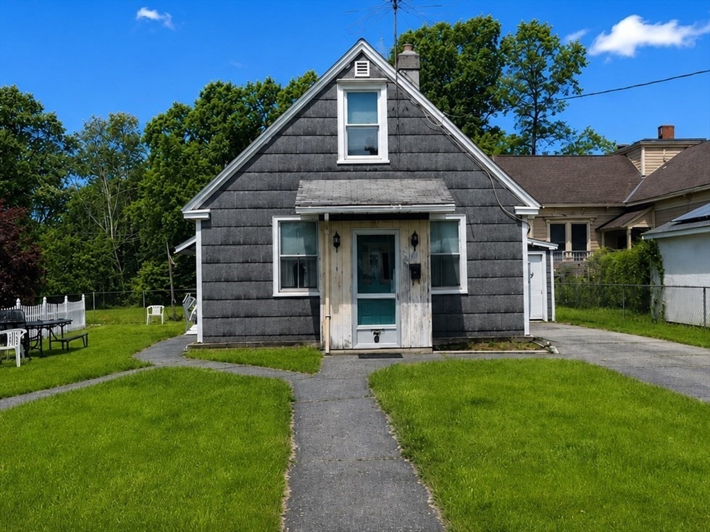 8 River Ave, Grafton, Massachusetts, 4 Bedrooms Bedrooms, 10 Rooms Rooms,2 BathroomsBathrooms,Residential Income,For Sale,River Ave,73521532