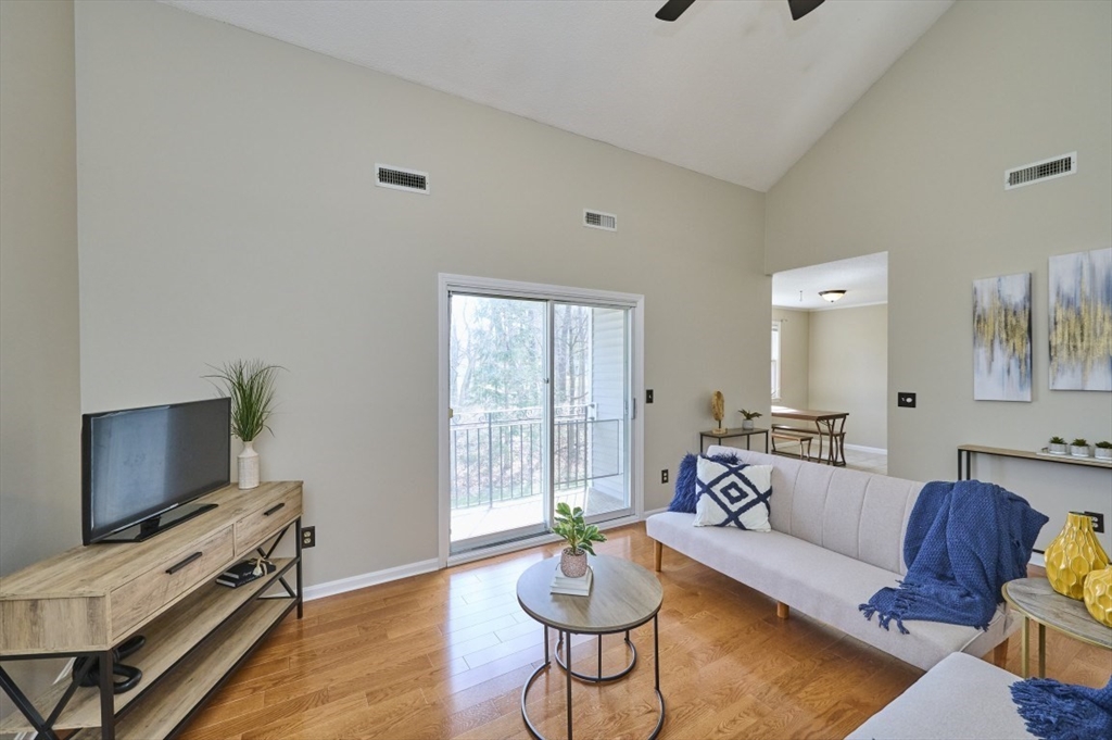 124 Tennis Plaza Rd, Dracut, Massachusetts, 2 Bedrooms Bedrooms, 4 Rooms Rooms,1 BathroomBathrooms,Residential,For Sale,Tennis Plaza Rd,73502571