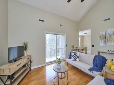 124 Tennis Plaza Rd, Dracut, Massachusetts, 2 Bedrooms Bedrooms, 4 Rooms Rooms,1 BathroomBathrooms,Residential,For Sale,Tennis Plaza Rd,73502571